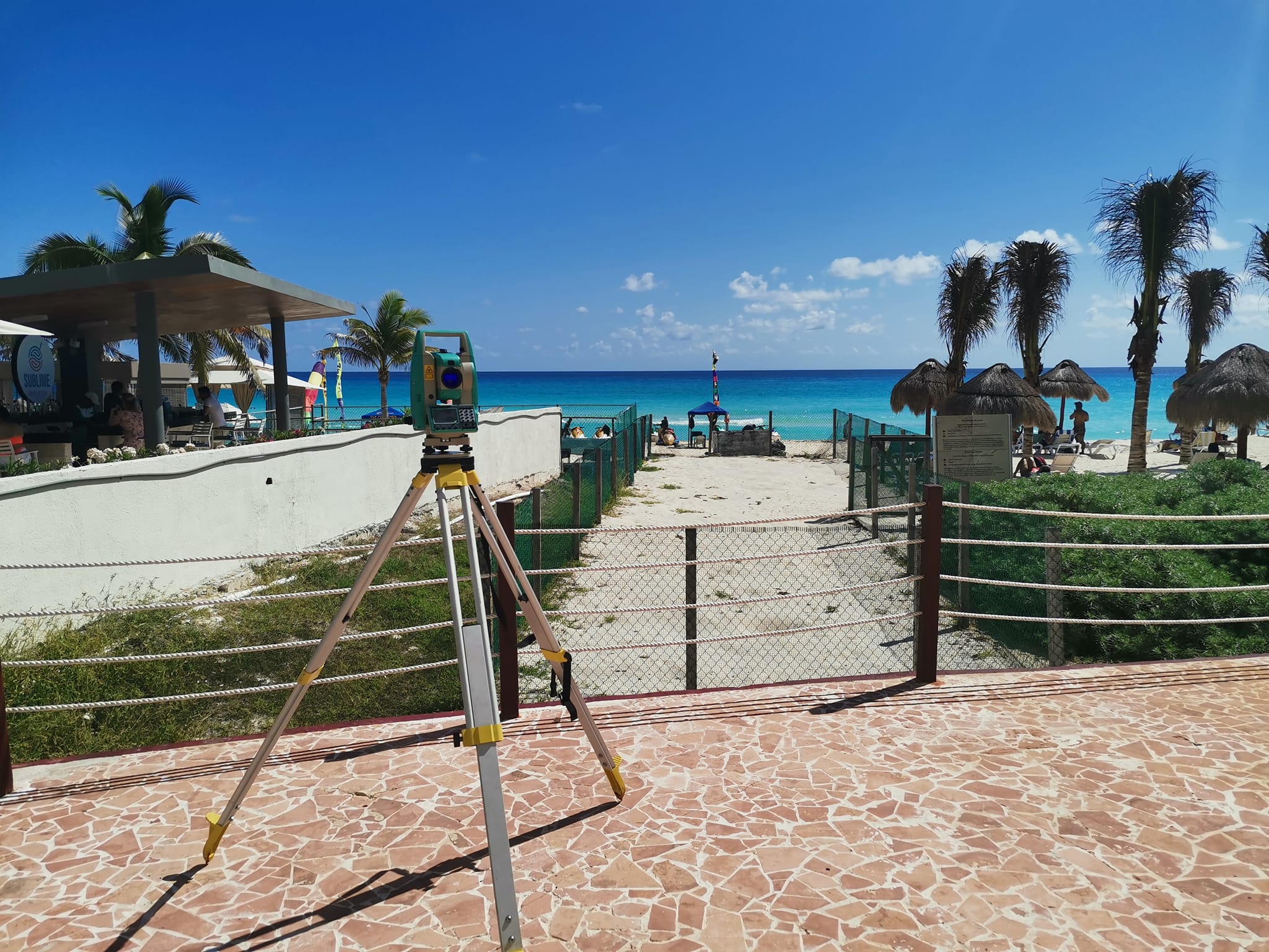 Equipo de topografía en campo